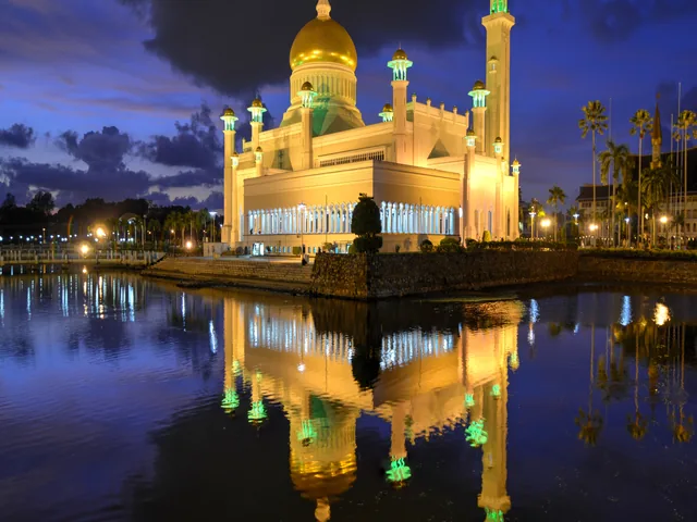Hidayah OS boot splash showing the golden-dome mosque artwork at 640x480